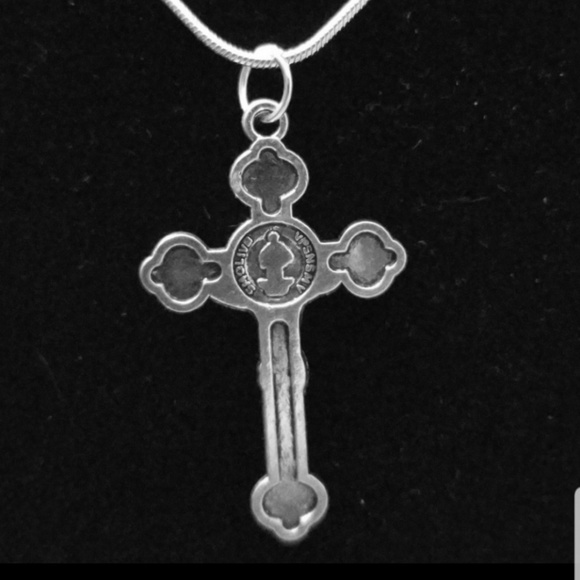 Vintage Style Crucifix. 925 Sterling Silver Chain - Picture 2 of 3